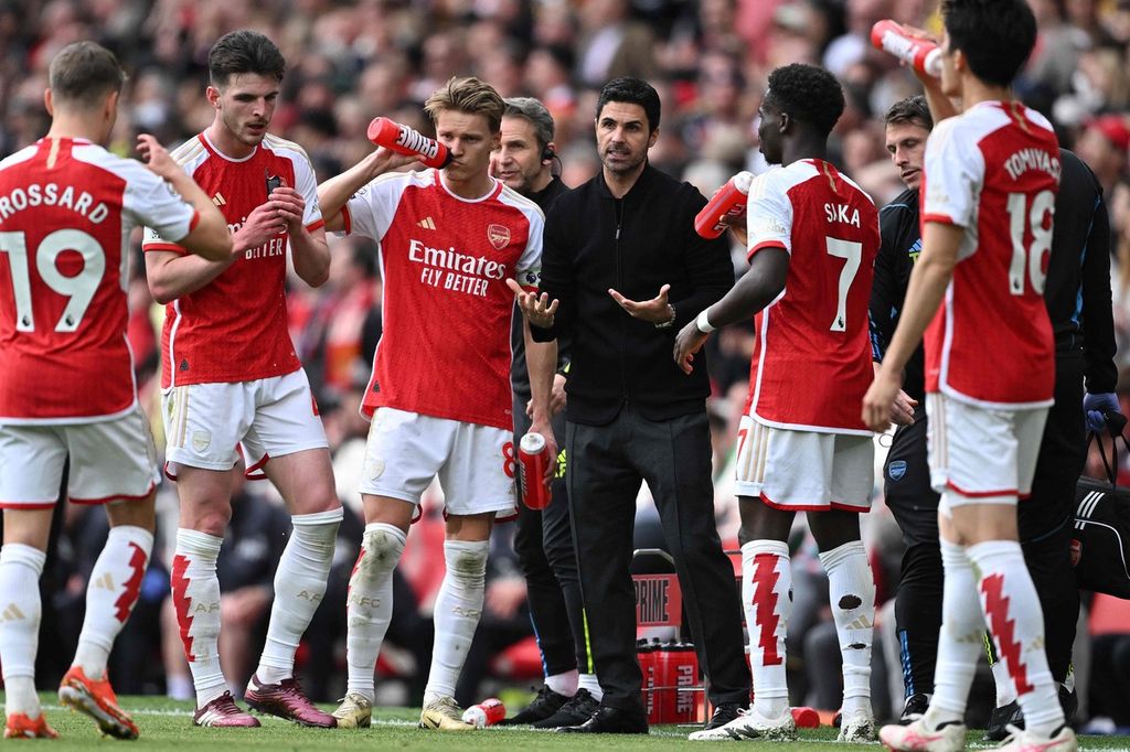 Manajer Arsenal Mikel Arteta berbicara kepada para pemain saat pertandingan Liga Inggris antara Arsenal dan Bournemouth di Stadion Emirates, London, Sabtu (4/5/2024). Arsenal akan bertandang ke kandang Manchester United dalam lanjutan Liga Inggris, Minggu (12/5/2024). 