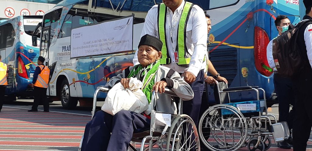 Jemaah haji berusia lanjut menggunakan fasilitas kursi roda. Jemaah haji embarkasi Surabaya Kelompok Terbang 1 berjalan menuju ke pesawat Saudi Arabia, Rabu (24/5/2023). Mereka berasal dari Bangkalan, Jatim 