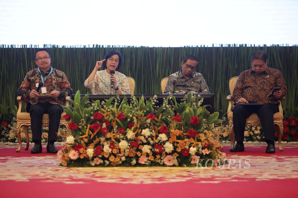 Diskusi panel dalam rangkaian Kompas100 CEO Forum Powered by East Ventures di Istana Negara, Jakarta, Jumat (2/12/2022). Hadir sebagai pemateri Menteri Keuangan Sri Mulyani, Menkopolhukam Mahfud MD, Menko Perekonomian Airlangga Hartarto, dan Rheinald Kasali (Moderator). 