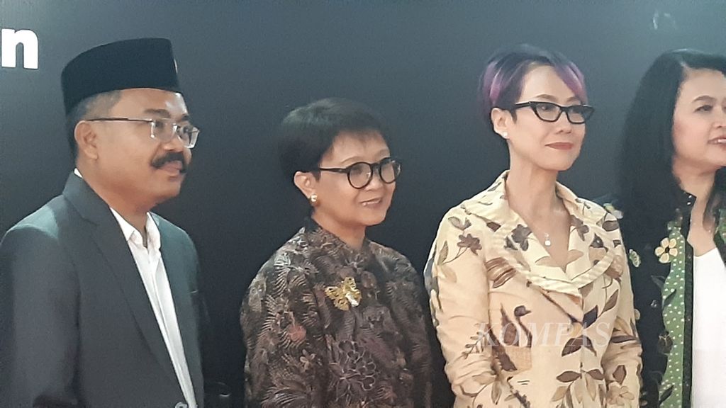 Menteri Luar Negeri Retno Marsudi (berbatik hitam) bersama pemikir kebangsaan Sukidi (kiri) dan Pemimpin Redaksi Kompas TV Rosianna Silalahi (berbatik krem) di Menara Kompas, Jakarta, Senin (29/4/2024).