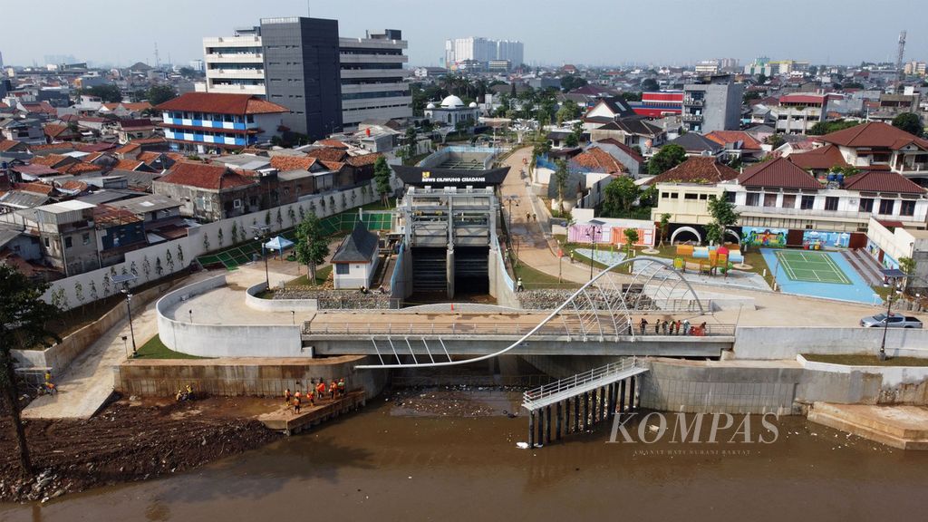 Pengerjaan akhir proyek inlet (pintu masuk) sodetan Kali Ciliwung-Kanal Banjir Timur di kawasan Bidara Cina, Jakarta Timur, Selasa (20/6/2023). 