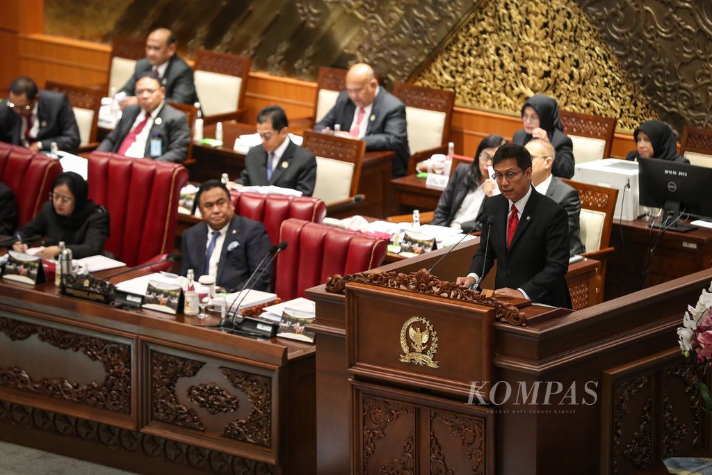 Menteri Kesehatan Budi Gunadi Sadikin berbicara dalam rapat paripurna di Gedung Parlemen, Jakarta, Selasa (11/7/2023). 