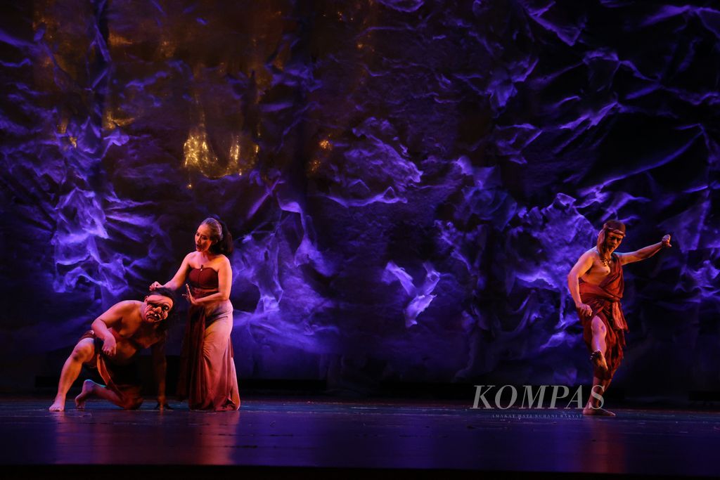 Kelompok tari Bimo Dance Theater menampilkan pertunjukan "Bedhayan Bocah Bajang" di Concert Hall Taman Budaya Yogyakarta, Yogyakarta, Rabu (19/10/2022) malam. 