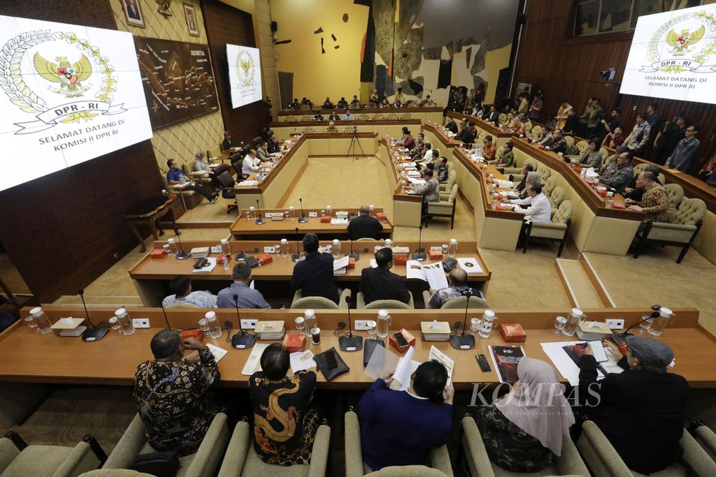 Suasana rapat penetapan revisi Peraturan Komisi Pemilihan Umum Nomor 8 Tahun 2024 terkait putusan Mahkamah Konstitusi di Kompleks Parlemen, Senayan, Jakarta, Minggu (25/8/2024). 