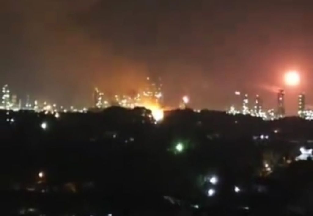 Tangkapan layar video kebakaran kilang minyak milik PT Kilang Pertamina Internasional Refinery Unit Dumai, Riau, Sabtu (1/4/2023) malam.