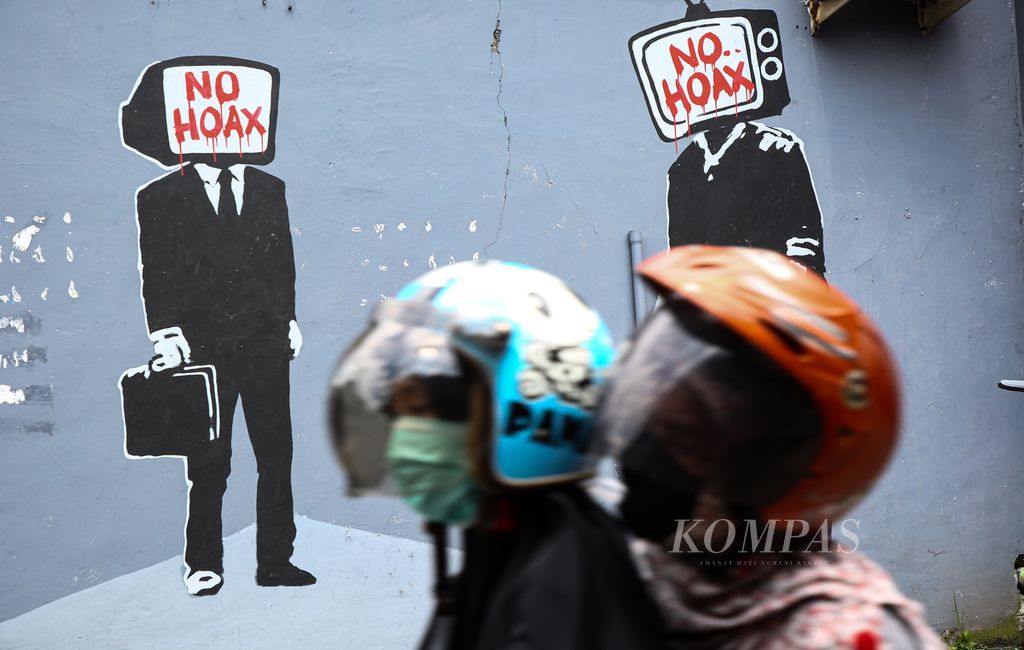 Mural bertema anti-hoaks atau berita palsu menghiasi tembok di kawasan Cipondoh, Kota Tangerang, Banten, Selasa (5/5/2020).
