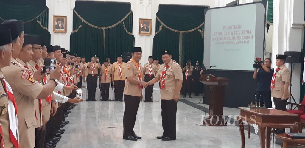 Ketua Kwartir Nasional Gerakan Pramuka Budi Waseso memberikan selamat kepada Gubernur Jawa Barat Ridwan Kamil yang dilantik sebagai Ketua Majelis Pembimbing Daerah Pramuka Jawa Barat, Bandung, 13 Februari 2019.