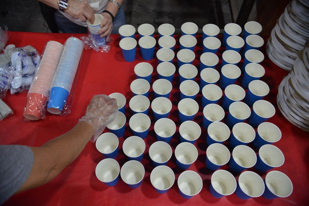 Ilustrasi menyiapkan minuman untuk berbuka puasa. Sejumlah pengurus Vihara Dharma Bhakti menata gelas kertas untuk takjil gratis di Vihara Dharma Bhakti, Glodok, Jakarta Barat, Rabu (29/3/2023).