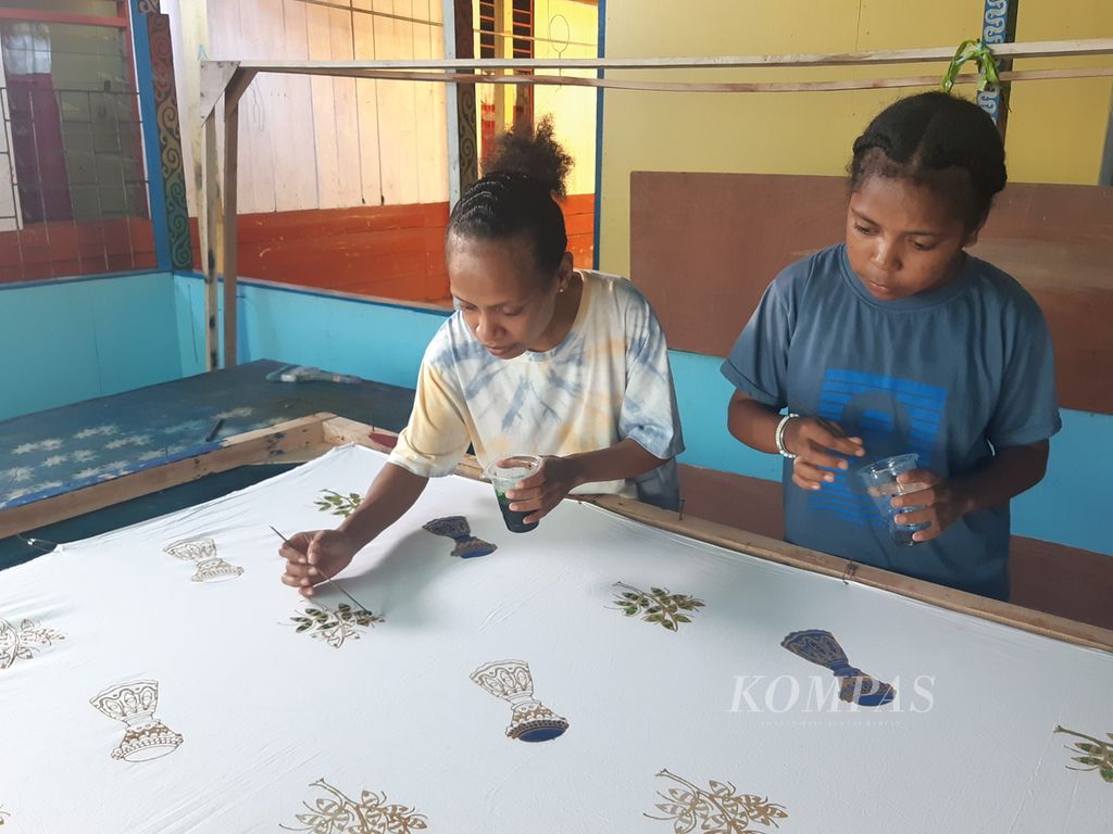 Tahapan pemberian warna bagi motif batik tulis di Sanggar Ameldi, Kota Jayapura, Papua, pada 23 Agustus 2023. 