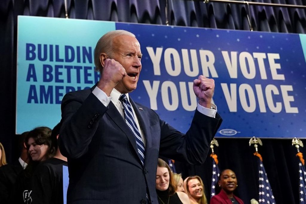 Dalam foto  pada 10 November 2022 ini, Presiden AS Joe Biden gembira setelah berbicara pada acara yang diselenggarakan Komite Nasional Demokrat untuk berterima kasih kepada para pekerja kampanye di Teater Howard di Washington, DC.  