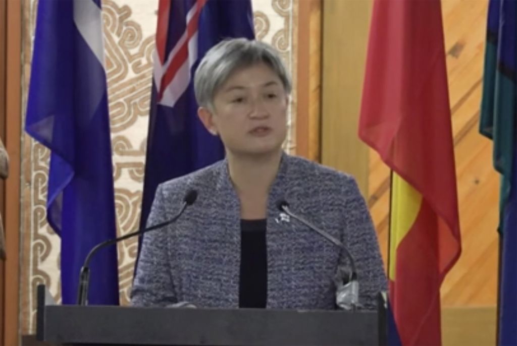 Dalam gambar yang diambil dari video ini, Menteri Luar Negeri Australia Penny Wong berbicara dalam pidato utama di Sekretariat Forum Kepulauan Pasifik, Kamis, 26 Mei 2022, di Suva, Fiji. (Departemen Luar Negeri dan Perdagangan Australia melalui AP)