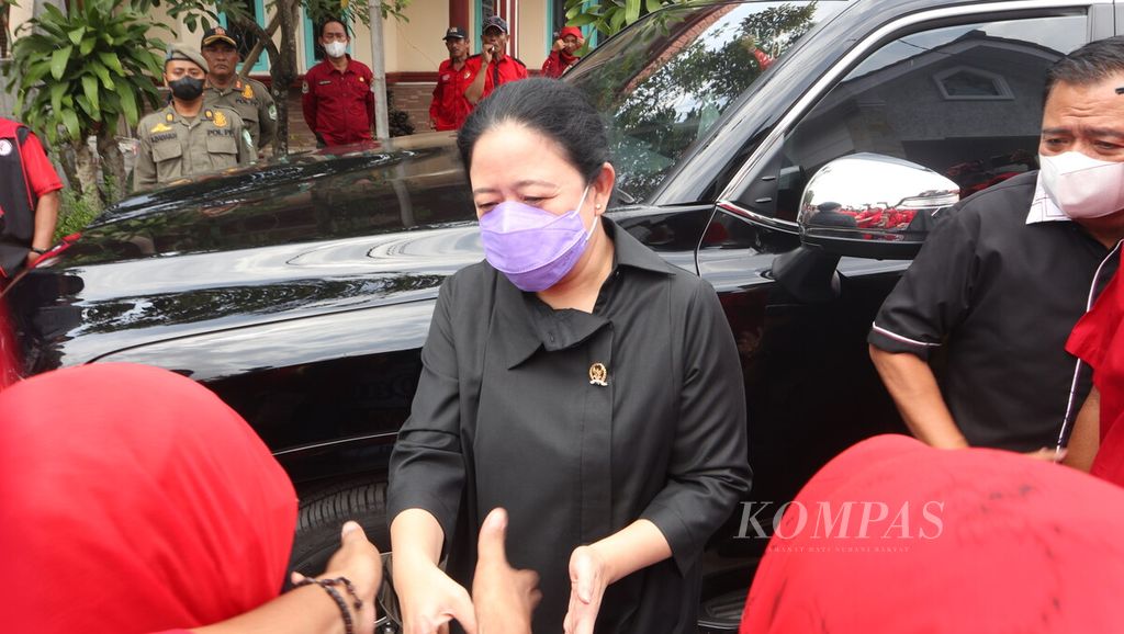 Ketua DPP Partai Demokrasi Indonesia Perjuangan Puan Maharani menyalami warga saat melakukan kunjungan kerja ke Kabupaten Majalengka, Jawa Barat, Kamis (22/9/2022). 