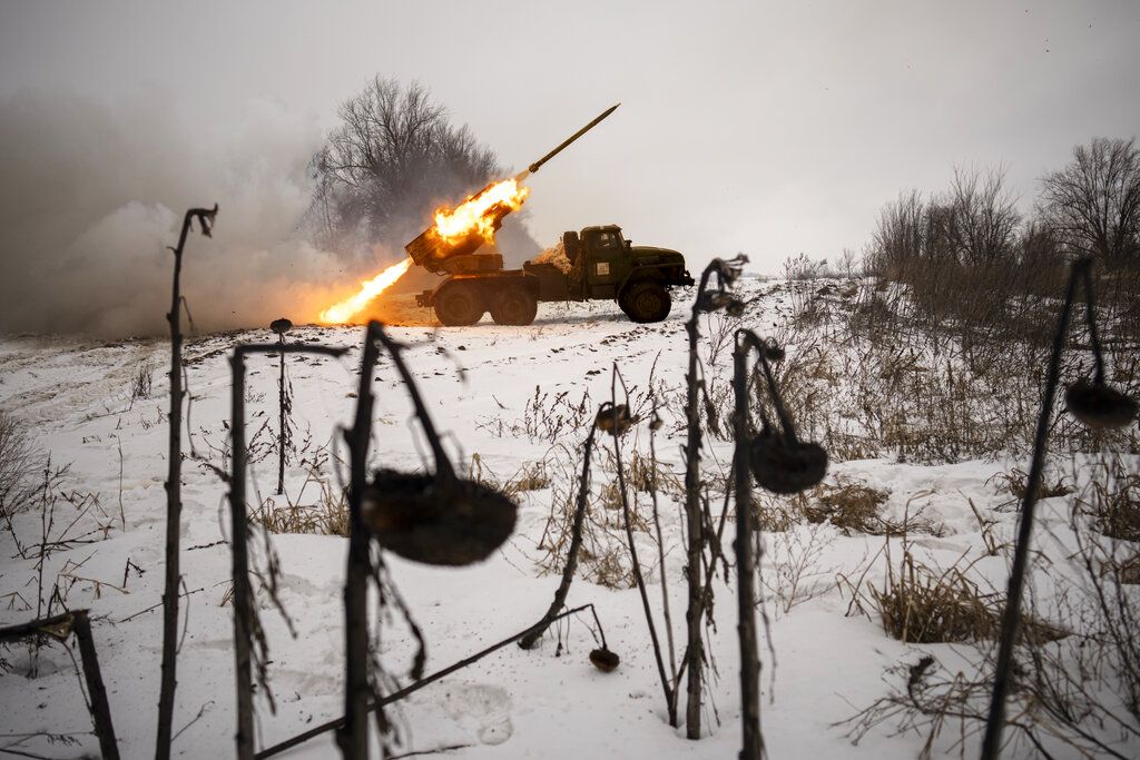 Tentara Ukraina dari Brigade Pangeran Roman menembakkan roket buatan Soviet ke Rusia di Kharkiv, 25 Februari 2023.