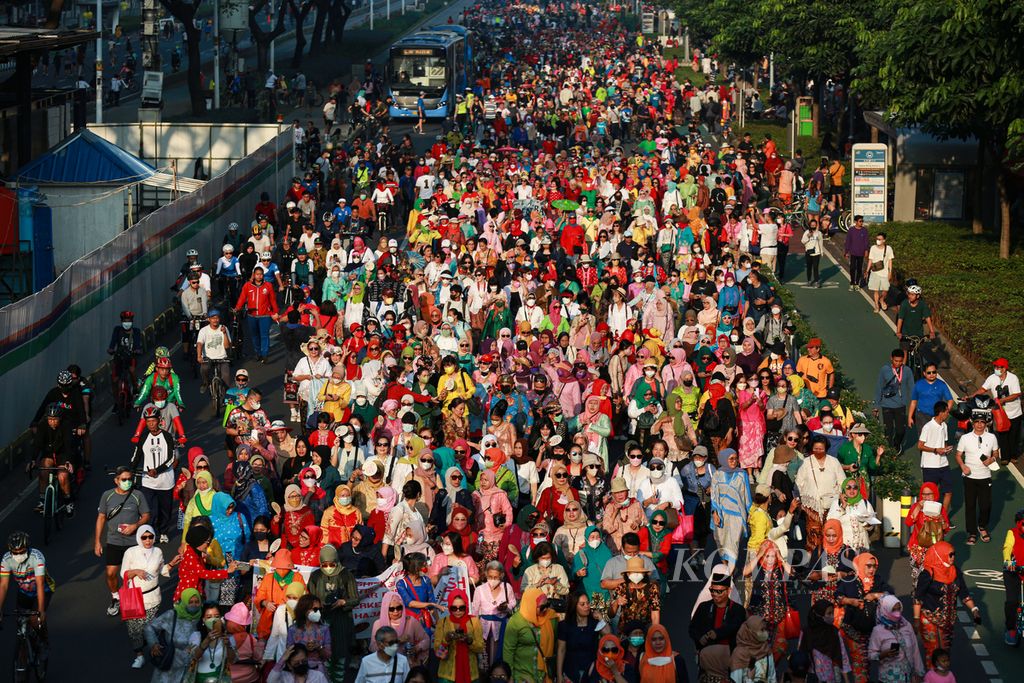 Warna-warni kebaya dan kain yang dikenakan peserta jalan santai dalam acara peluncuran "Kebaya Goes to Unesco" di jalan protokol Jenderal Sudirman, Jakarta, saat hari bebas kendaraan bermotor, Minggu (19/6/2022).