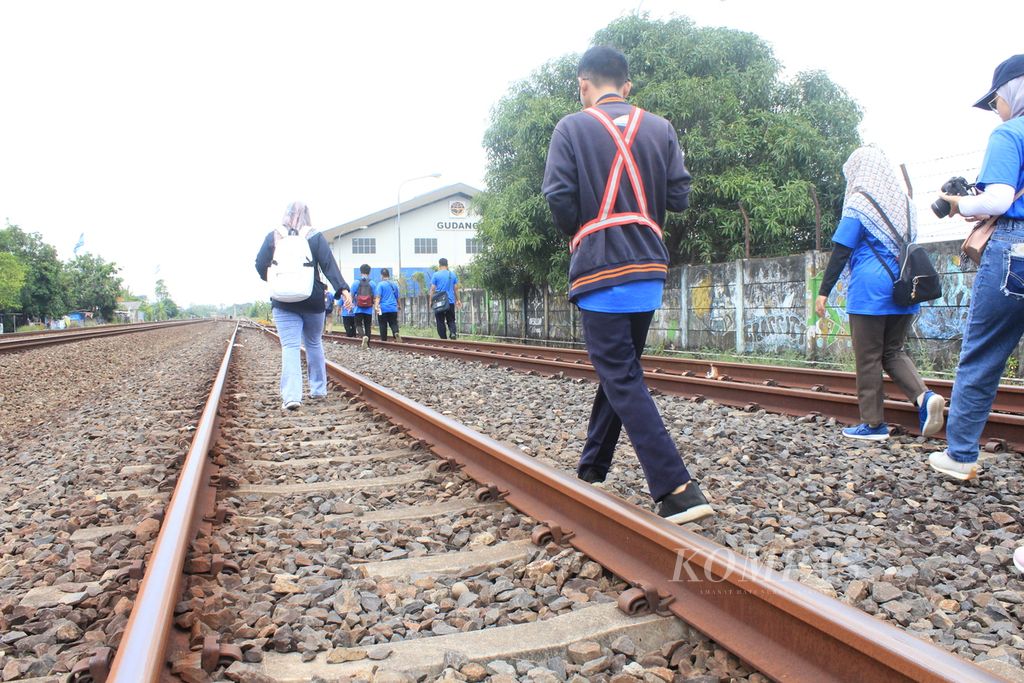 Sejumlah komunitas pencinta kereta api dan perwakilan PT Kereta Api Indonesia (Persero) Daerah Operasi 3 Cirebon menyusuri rel kereta di Stasiun Jatibarang, Kabupaten Indramayu, Jawa Barat, Rabu (15/11/2023). 