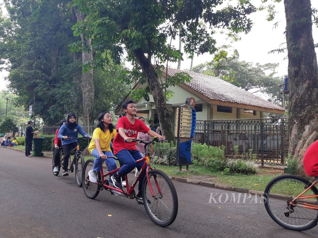 Pengunjung menggunakan sepeda sewaan di Taman Margasatwa Ragunan, Jakarta Selatan, Senin (25/12/2022).