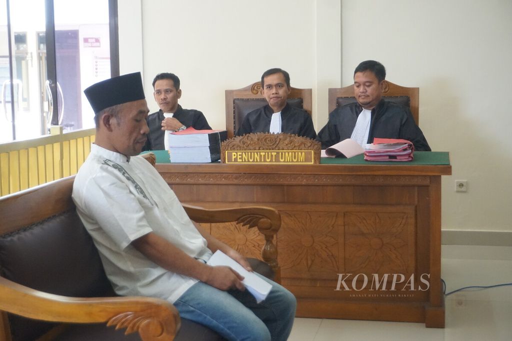 Terdakwa Slamet Tohari (46) bersiap mengikuti sidang perdana di Pengadilan Negeri Banjarnegara, Selasa (26/9/2023). Slamet didakwa kombinasi, mulai dari pembunuhan berencana, uang palsu, penipuan, hingga penggelapan.