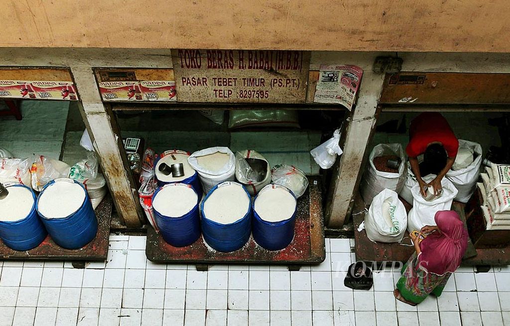 Pedagang melayani pembeli beras di pasar di kawasan Tebet, Jakarta, Senin (4/9). Pedagang beras di pasar tersebut masih menjual beras di atas harga eceran tertinggi yang telah ditetapkan pemerintah mulai 1 September.