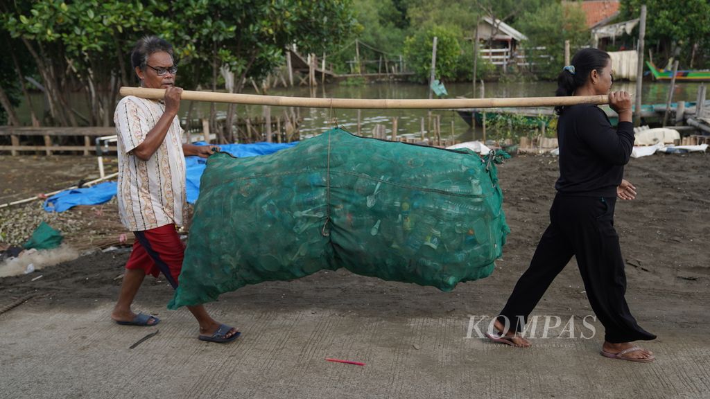 Pengepul membawa sampah plastik di Desa Pantai Mekar, Kecamatan Muaragembong, Kabupaten Bekasi, Jawa Barat, Kamis (27/10/2022). 