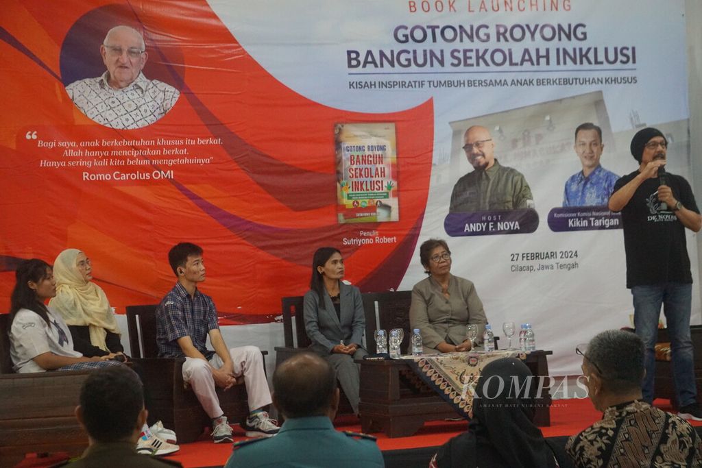 Suasana peluncuran buku <i>Gotong Royong Bangun Sekolah Inklusi </i>oleh Yayasan Sosial Bina Sejahtera, di Cilacap, Jawa Tengah, Selasa (27/2/2024).