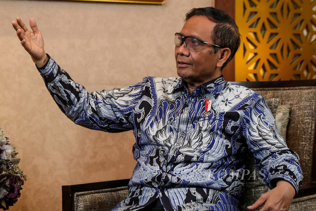 Menteri Koordinator Bidang Politik, Hukum, dan Keamanan Mahfud MD melakukan sesi wawancara di gedung Kemenko Polhukam, Jakarta, Kamis (20/7/2023).