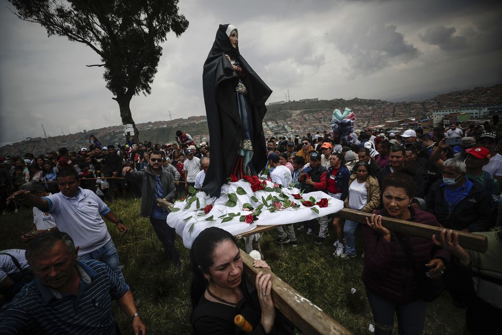 Ribuan umat mengikuti proses perarakan patung Bunda Maria pada Jumat  Agung d bukit Ciudad Bolivar dekat Bogota, Colombia, 7 April 2023. (AP Photo/Ivan Valencia)