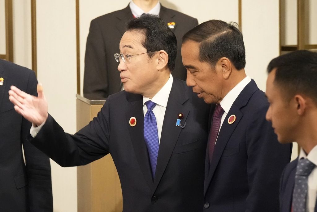 Perdana Menteri Jepang Fumio Kishida dan Presiden Joko Widodo berjalan menuju tempat konferensi pers seusai sidang KTT 50 Tahun Hubungan ASEAN-Jepang di Tokyo, Jepang, Minggu (17/12/2023). 