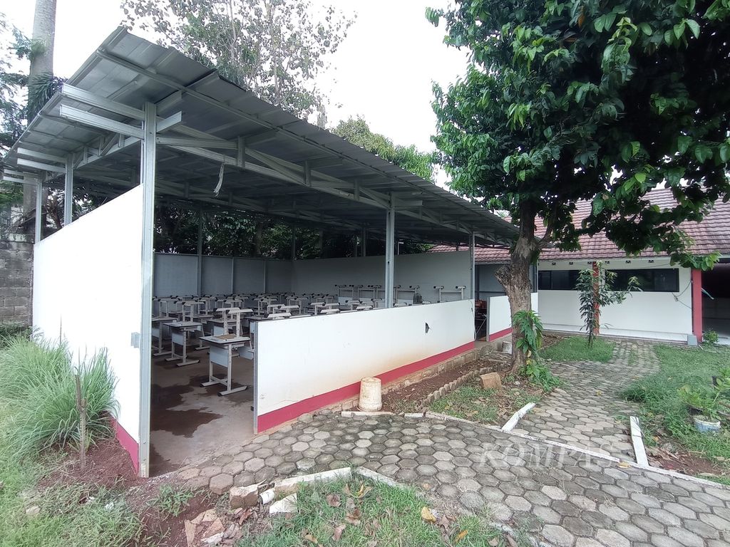 Ruang kelas sementara di SMKN 7 Tangerang Selatan di Kelurahan Rengas, Kecamatan Ciputat Timur, Rabu (27/4/2022).