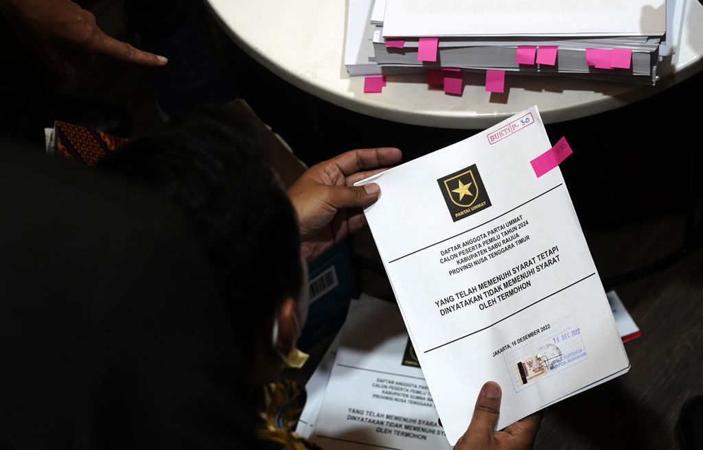 Sejumlah berkas dokumen yang diserahkan tim advokasi Partai Ummat kepada Bawaslu saat mengajukan permohonan penyelesaian sengketa proses Pemilu 2024, Jumat (16/12/2022), di Jakarta. 