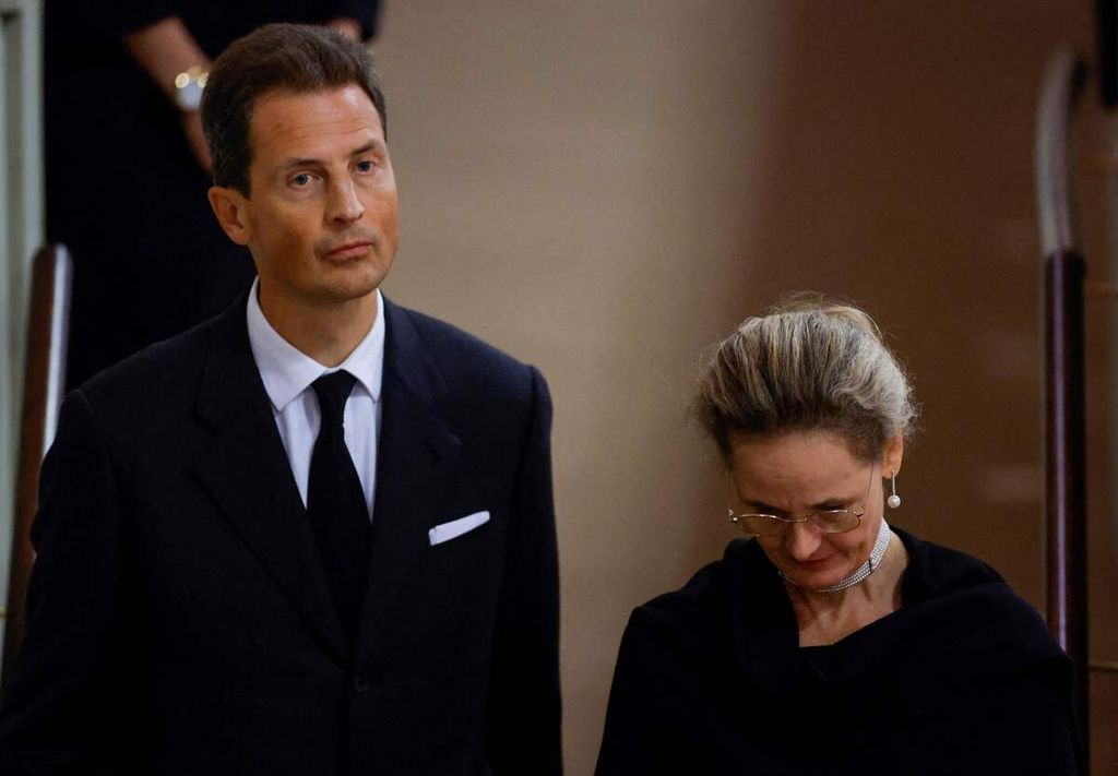 Pangeran Alois dari Liechtenstein (kiri) dan istrinya, Sophie dari Liechtenstein, tiba untuk memberikan penghormatan pada jenazah mendiang Ratu Elizabeth II di Westminster Hall, di Istana Westminster, London, Inggris, 18 September 2022. 