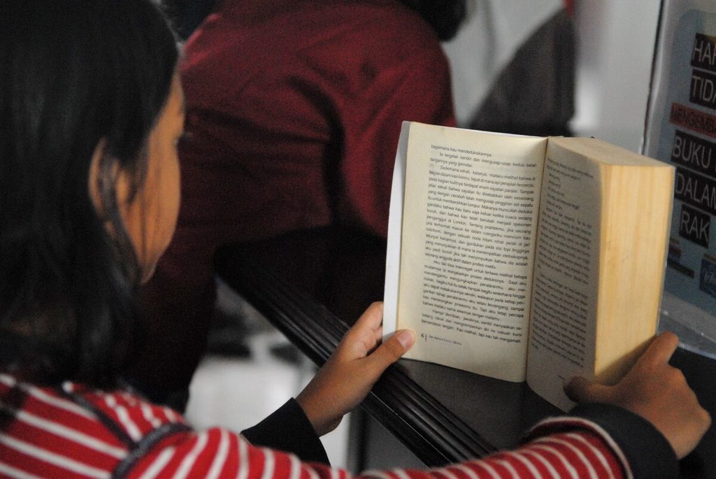 Seorang anak membaca buku di Perpustakaan Kota Jambi, Kamis (9/7/2023).