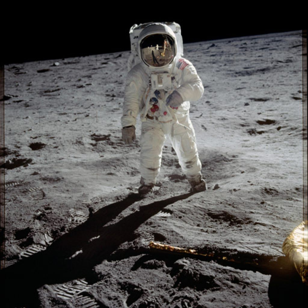 Antariksawan NASA, Edwin Aldrin, berjalan di Bulan. Anggota misi Apollo 11 itu jadi manusia kedua yang mendarat di Bulan pada 20 Juli 1969 setelah Neil Armstrong.