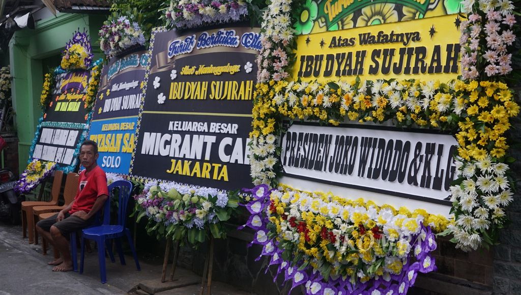 Karangan bunga yang dikirimkan untuk Dyah Sujirah, atau Si Pon, yang berpulang, di Kota Surakarta, Jawa Tengah, Kamis (5/1/2023). Dyah merupakan istri dari penyair dan aktivis Wiji Tukul yang hilang menjelang berakhirnya masa Orde Baru.
