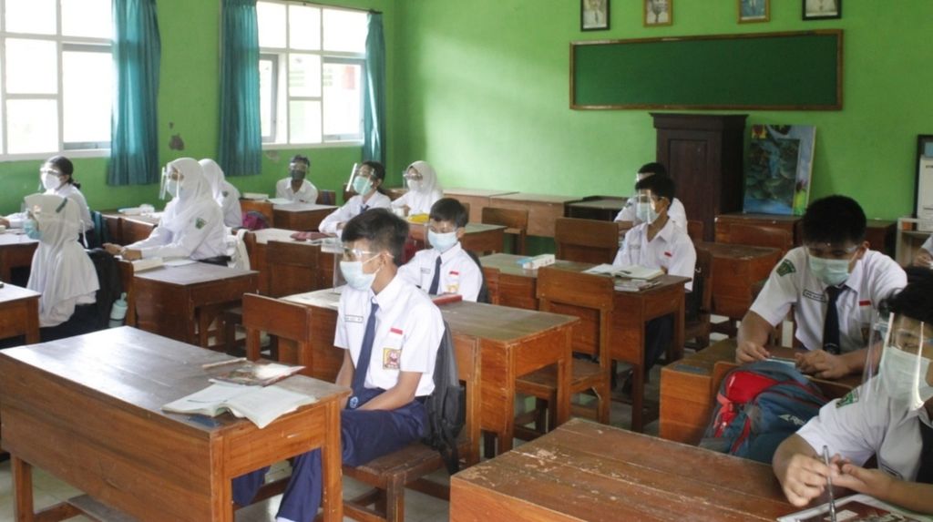 Suasana uji coba pembelajaran tatap muka di SMPN 1 Kota Blitar, Jawa Timur, Senin (22/3/2021).