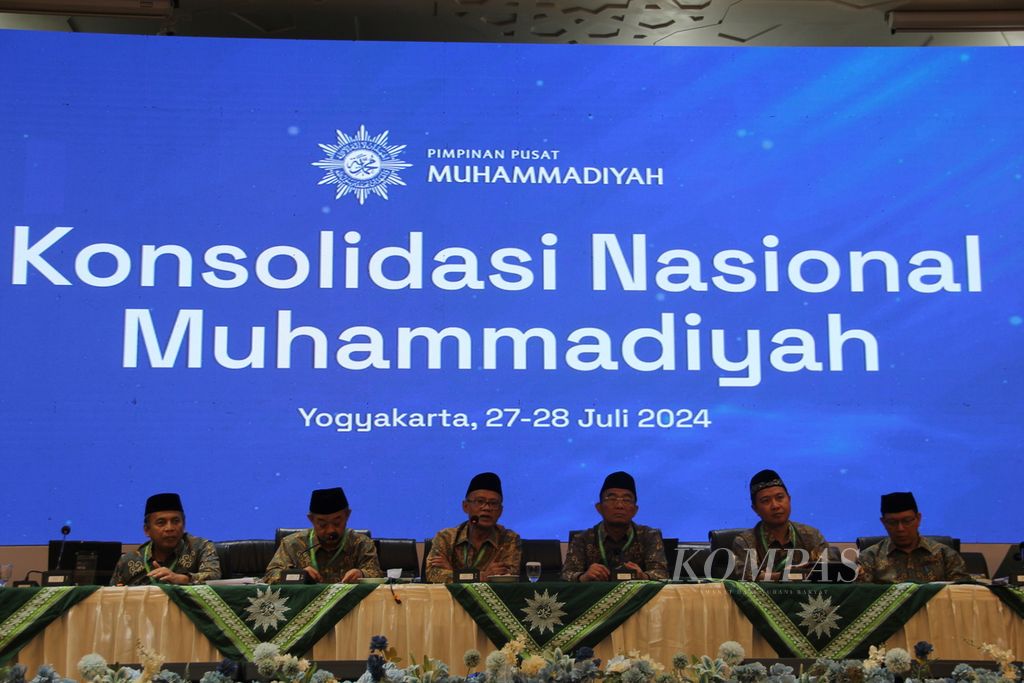 Sejumlah pengurus Pimpinan Pusat Muhammadiyah menghadiri konferensi pers seusai Konsolidasi Nasional Muhammadiyah, Minggu (28/7/2024), di Convention Hall Masjid Walidah Dahlan Universitas Aisyiyah Yogyakarta, Kabupaten Sleman, Daerah Istimewa Yogyakarta. 