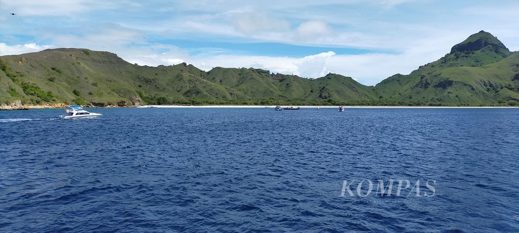 Suasana perairan di wilayah Taman Nasional Pulau Komodo, Kabupaten Manggarai Barat, Nusa Tenggara Timur, Kamis (1/12/2022). 
