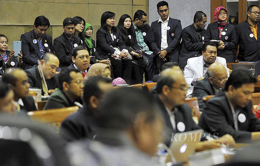 Para dokter yang tergabung dalam Ikatan Dokter Indonesia rapat dengan Badan Legislasi DPR di Kompleks  Parlemen, Senayan, Jakarta, beberapa waktu lalu. Mereka mendesak Baleg DPR  merevisi UU Nomor 20 Tahun 2013 tentang Pendidikan Kedokteran.
