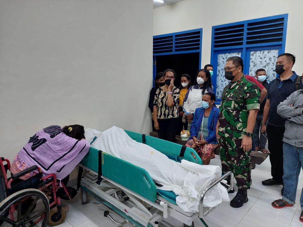 Salah satu dari dua korban yang meninggal akibat sebuah kendaraan milik TNI AD mengalami kecelakaan tunggal di Jalan Trans-Papua, Distrik Sota, Kabupaten Merauke, Selasa (12/4/2022).