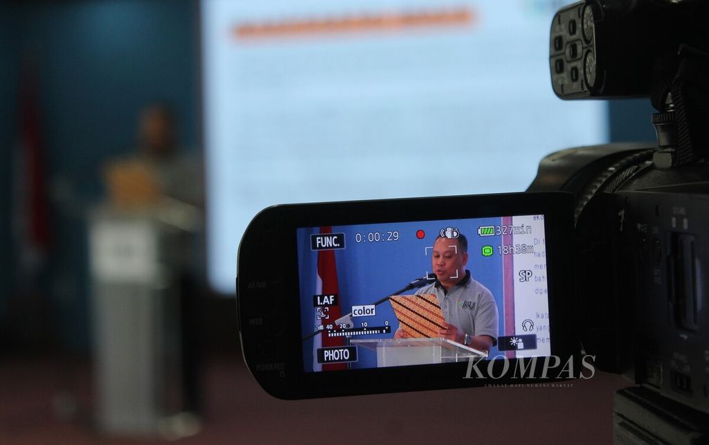 Kamera wartawan merekam Ketua Umum Ikatan Jurnalis Indonesia (Ikaji) Rommy Fibri saat mendeklarasikan Ikaji di Jakarta, Rabu (13/12/2023).
