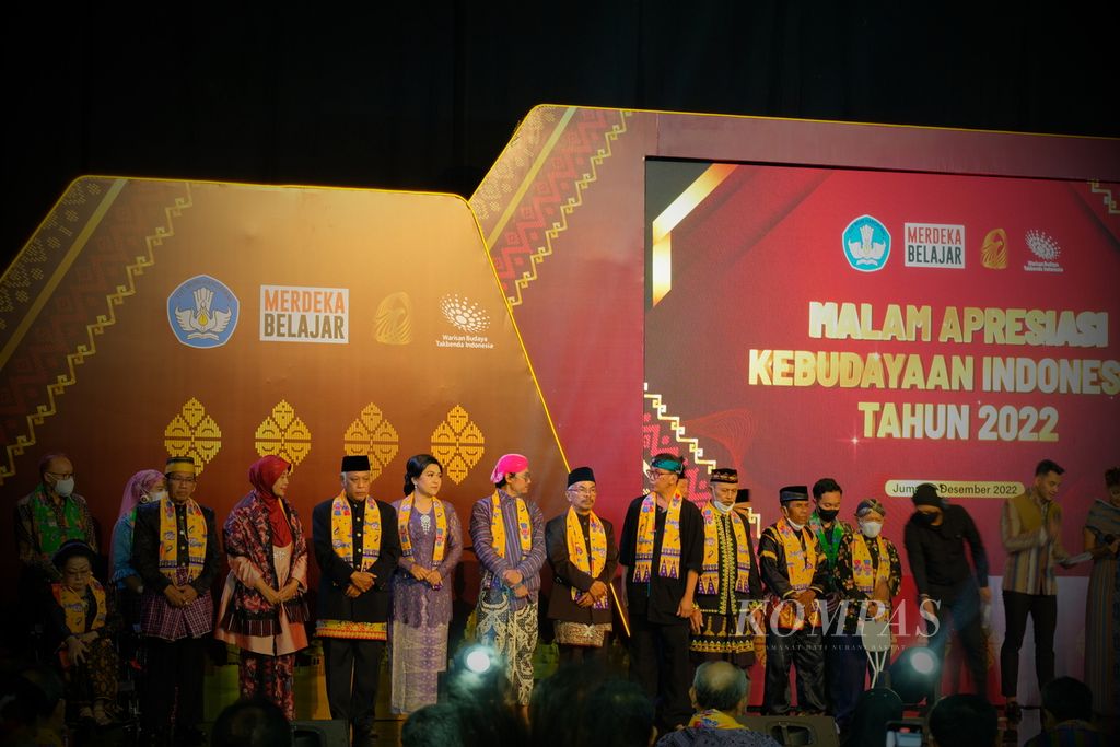 Sebanyak 29 pekerja seni dan budaya menerima penghargaan Anugerah Kebudayaan Indonesia 2022 di Jakarta, Jumat (9/12/2022). Lima orang menerima Gelar Tanda Kehormatan dari Presiden Joko Widodo. Sebanyak 24 orang lain menerima penghargaan dari Mendikbudristek Nadiem Anwar Makarim.