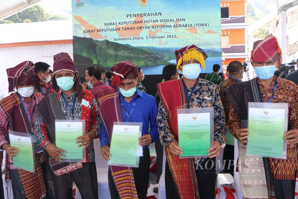 Sejumlah komunitas masyarakat adat kawasan Danau Toba menerima surat keputusan penetapan hutan adat langsung dari Presiden Joko Widodo di Desa Simangulampe, Kecamatan Baktiraja, Kabupaten Humbang Hasundutan, Sumatera Utara, Kamis (3/2/2022).