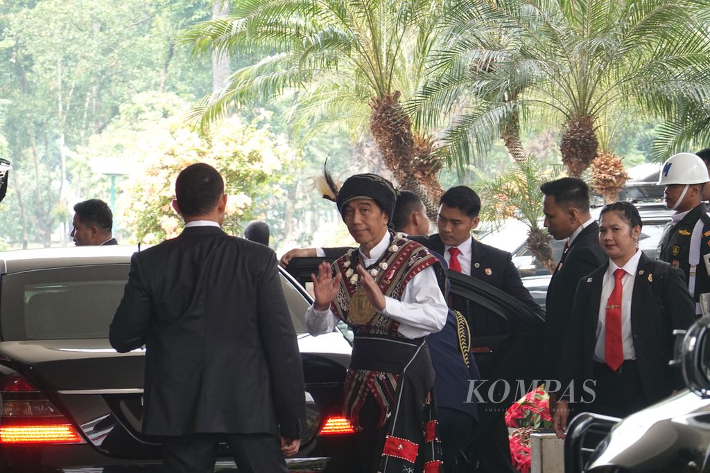 Presiden Joko Widodo seusai menghadiri Sidang Tahunan MPR dan Sidang Bersama DPR dan DPD Tahun 2023 di Ruang Rapat Paripurna, Gedung Nusantara MPR/DPR/DPD.  