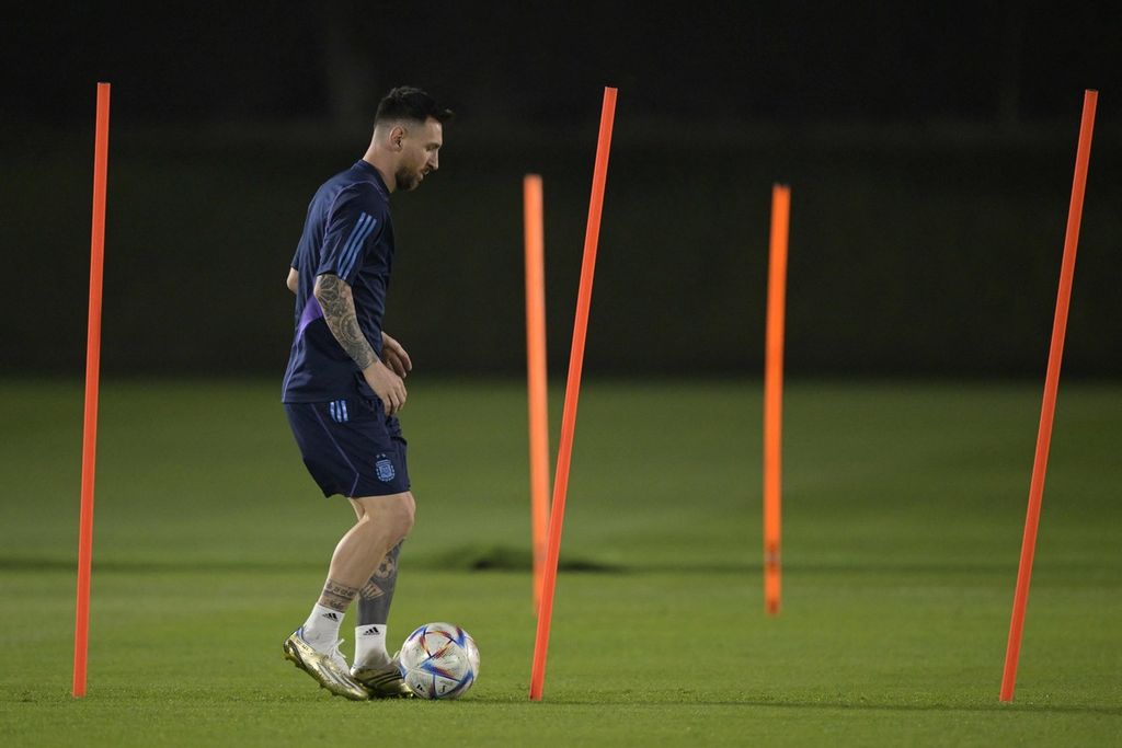 Pemain Argentina Lionel Messi menggiring bola pada sesi latihan di lapangan Universitas Qatar, Doha Jumat (2/12/2022). Latihan digelar untuk menghadapi Australia. 