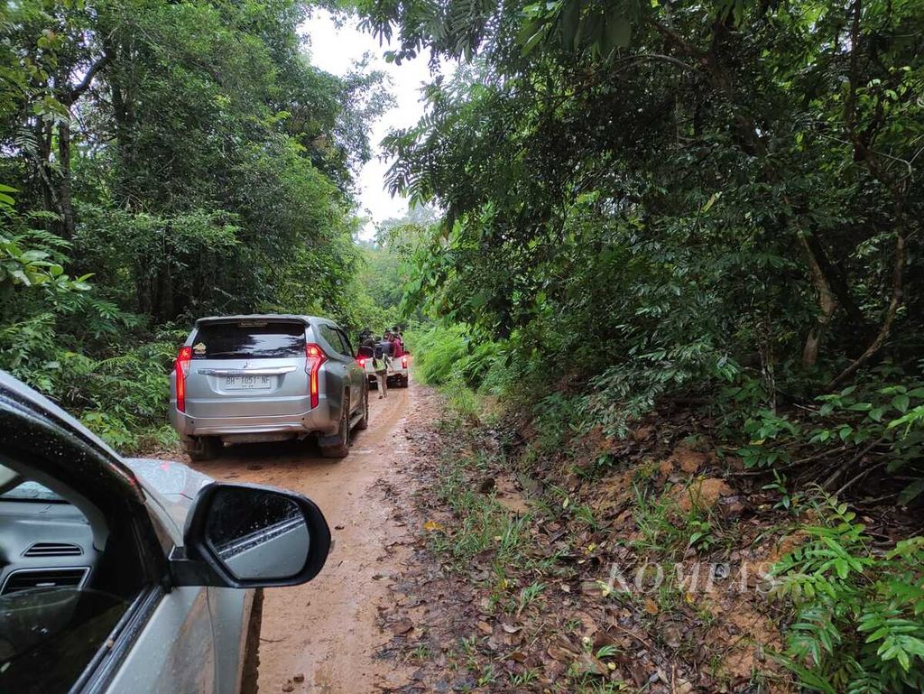 Iring-iringan mobil membawa rombongan Visit Harapan melintas di Jambi, Jumat (9/2/2024). Mereka lalu memasuki Hutan Harapan untuk mengamati ekosistemnya.