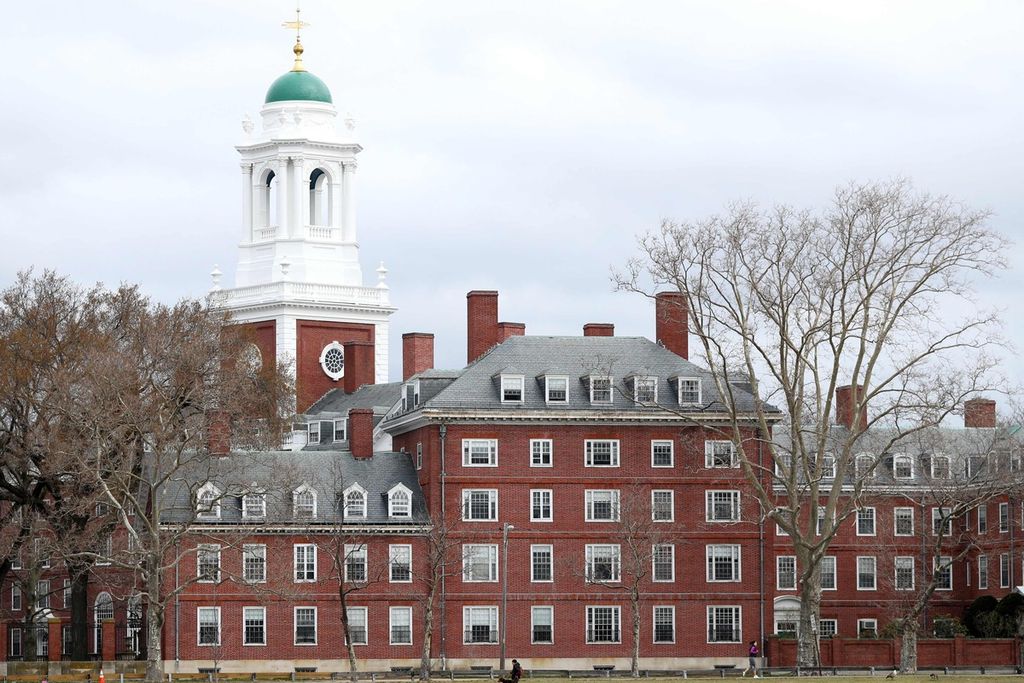 Pemandangan kampus Universitas Harvard di Cambridge, Massachusetts, AS, 23 Maret 2020. 