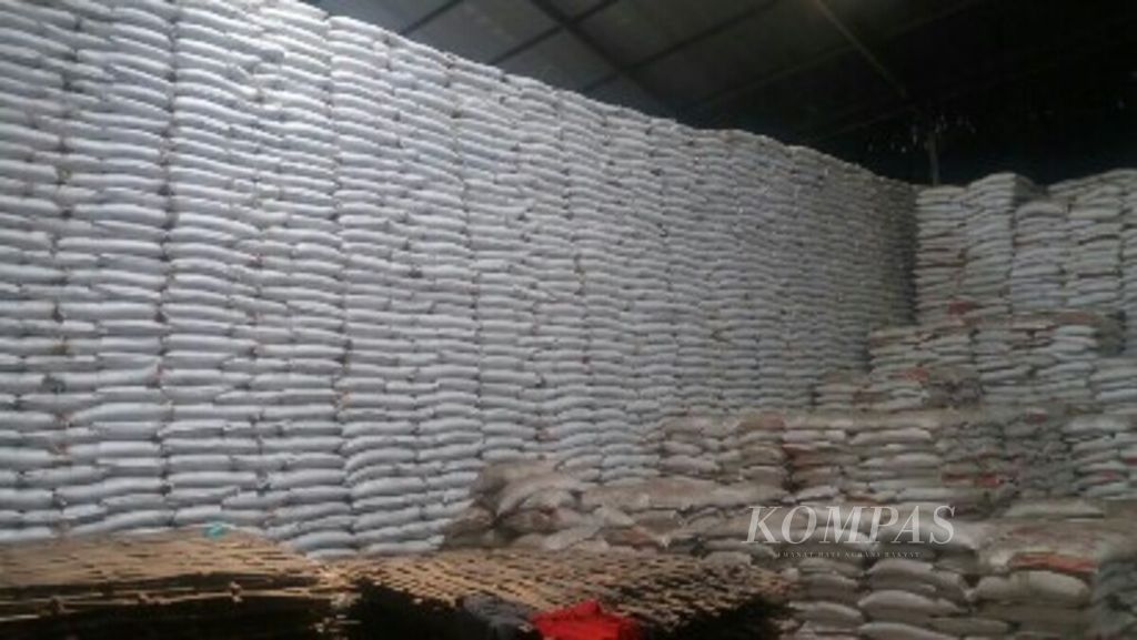 Kisruh perdagangan gula kristal milik petani, akibat kebijakan pengenaan tarif Pajak Pertambahan Nilai oleh pemerintah, menyebabkan ribuan ton gula petani menumpuk, tidak laku dijual di gudang pabrik gula di Trangkil, Pati, Jawa Tengah.