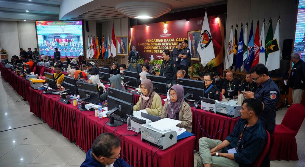 Suasana para petugas verifikasi sibuk memasukkan data berkas pengajuan bakal calon anggota DPR dari seluruh partai politik di Aula Komisi Pemilihan Umum, Jakarta, setelah menutup hari terakhir penyerahan, Minggu (14/5/2023). 