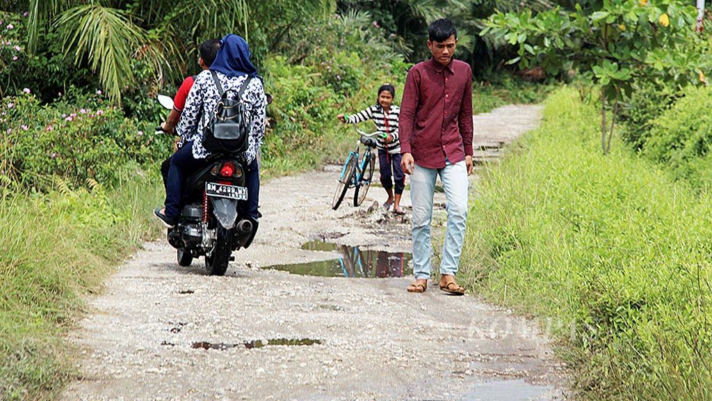 Kondisi  jalan di Pulau Merbau rusak parah. Pengendara sepeda motor harus sangat hati-hati agar ban motor tidak pecah.