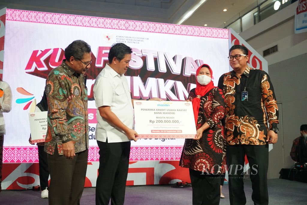 Penyaluran kredit usaha rakyat secara simbolis dalam acara KUR Festival dan UMKM Goes to Capital Market di Manado, Rabu (28/9/2022).