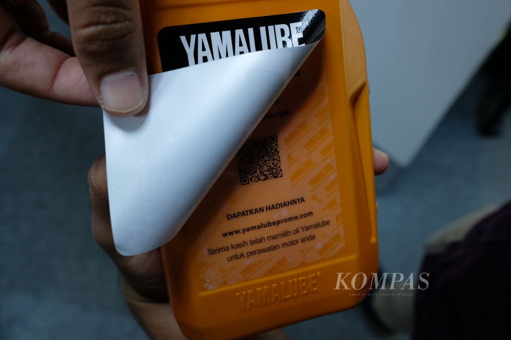 Stiker label pada oli palsu yang meniru merek Yamalube tampak masih menempel setelah dikelupas, Selasa (15/11/2022). Pada merek asli, stiker label yang dikelupas tidak bisa lagi menempel di botol.